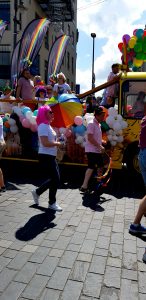 Pride-kulkueen osallistujia.