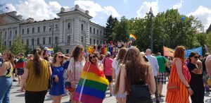 Pride-kulkueen osallistujia.