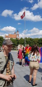 Pride-kulkueen osallistujia.